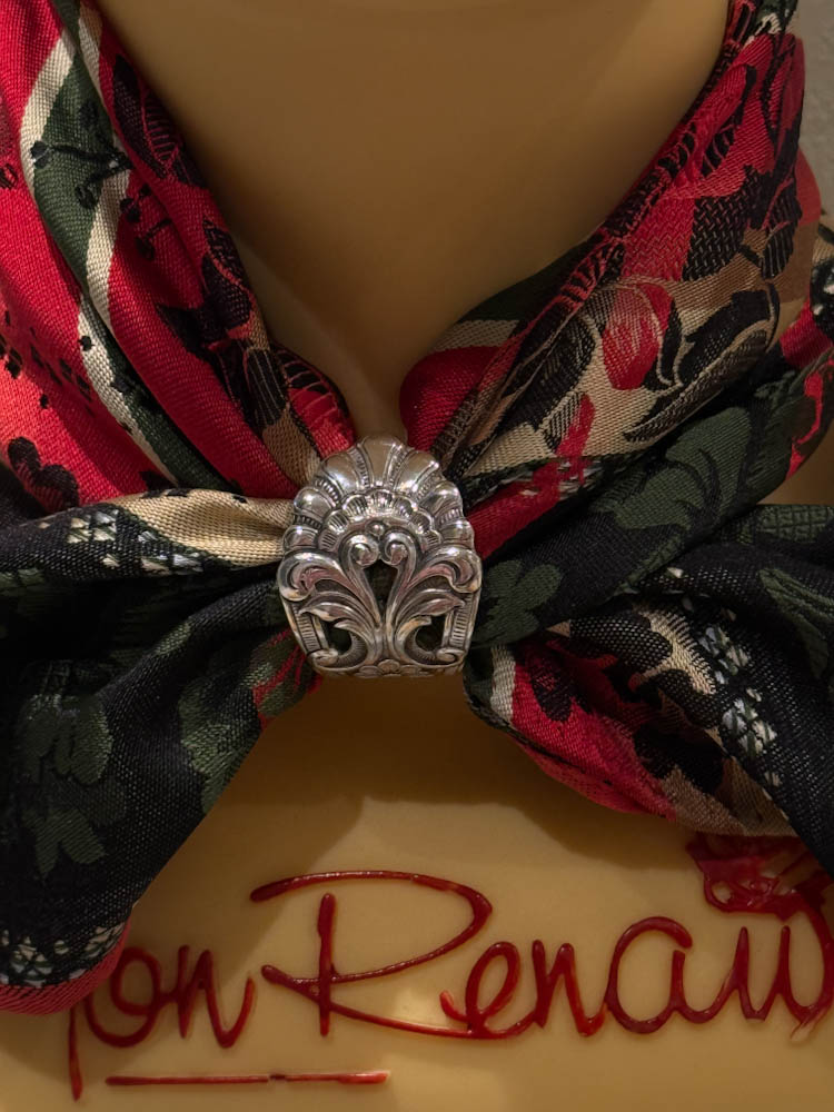 Skjerfring av sølvskje, flott som skjerfring til bunad.