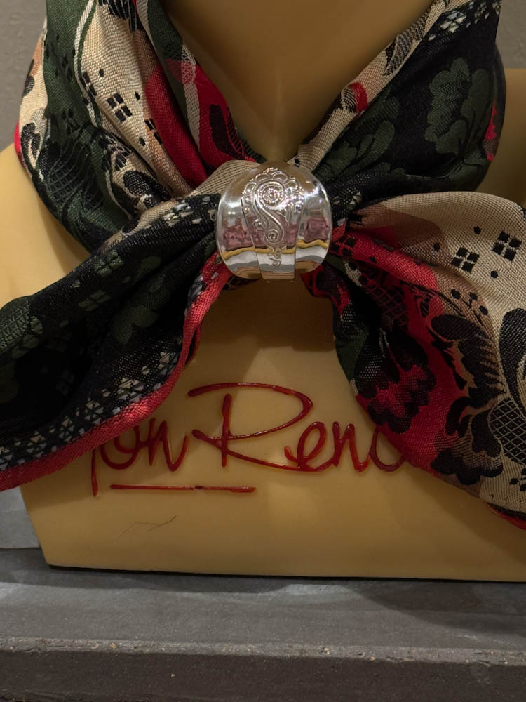 Skjerfring av sølvskje, flott som skjerfring til bunad.