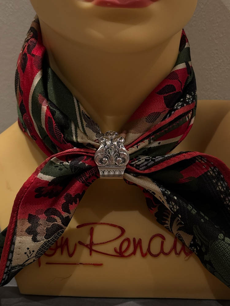 Skjerfring av sølvskje, flott som skjerfring til bunad.