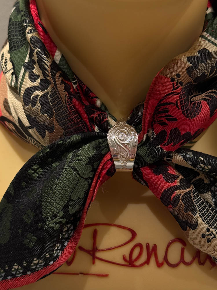 Skjerfring av sølvskje, flott som skjerfring til bunad.