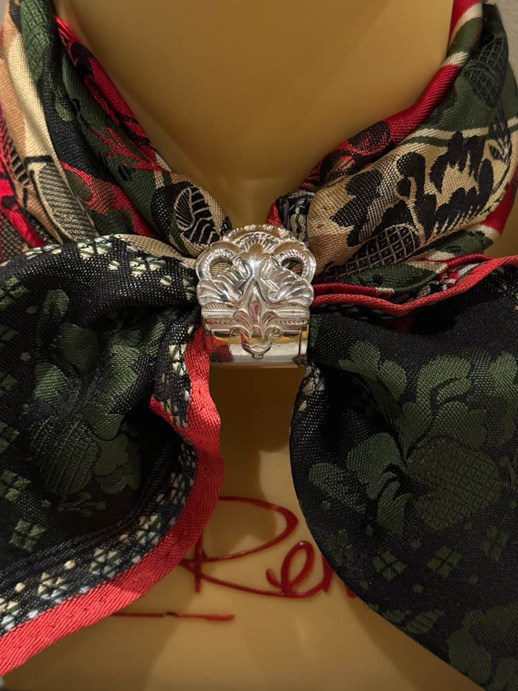 Skjerfring av sølvskje, flott som skjerfring til bunad.