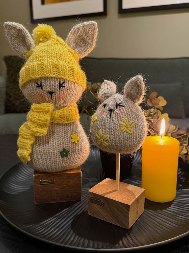 Håndstrikket påskehare med hare egg