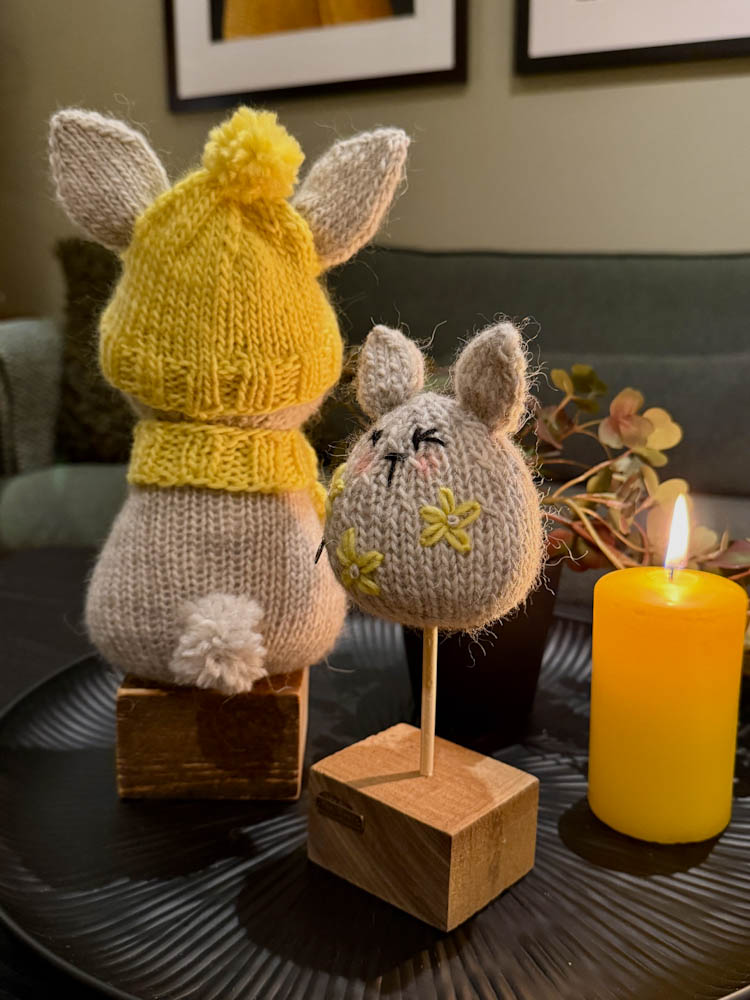 Håndstrikket påskehare med hare egg