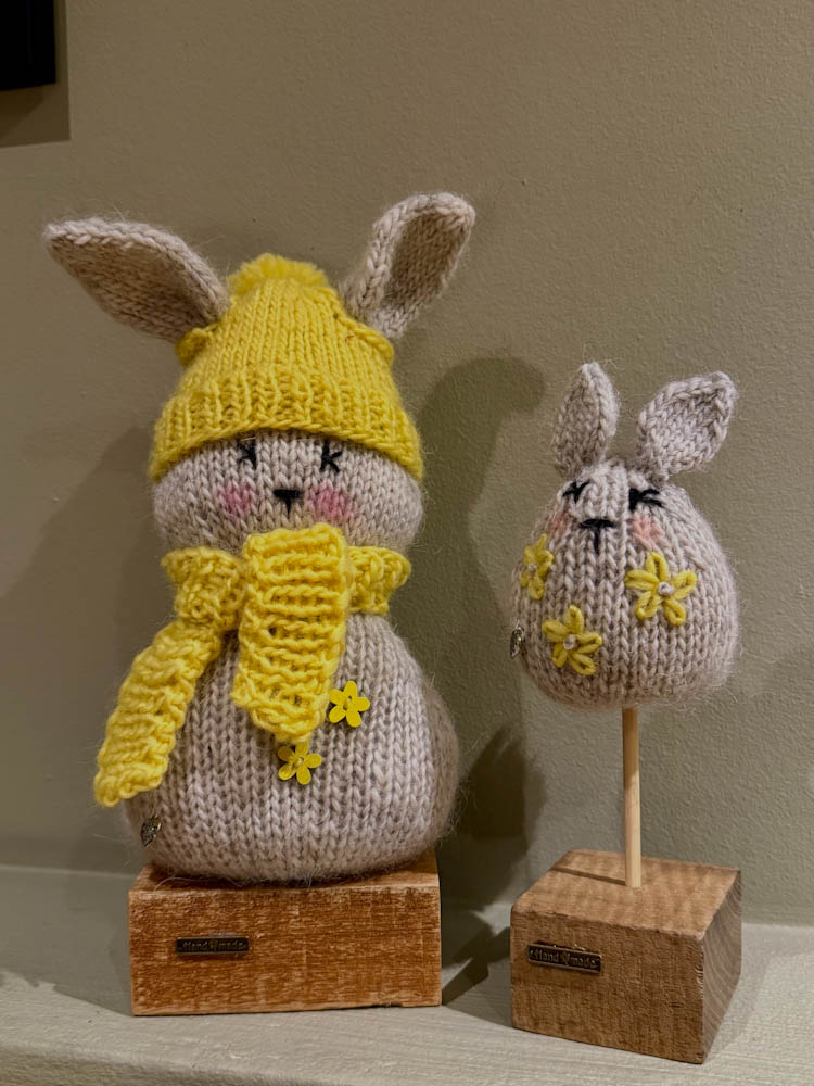 Håndstrikket påskehare med hare egg