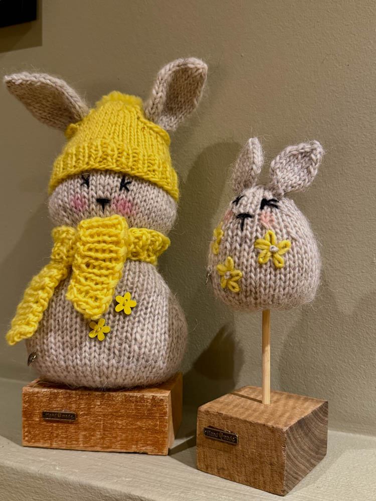 Håndstrikket påskehare med hare egg