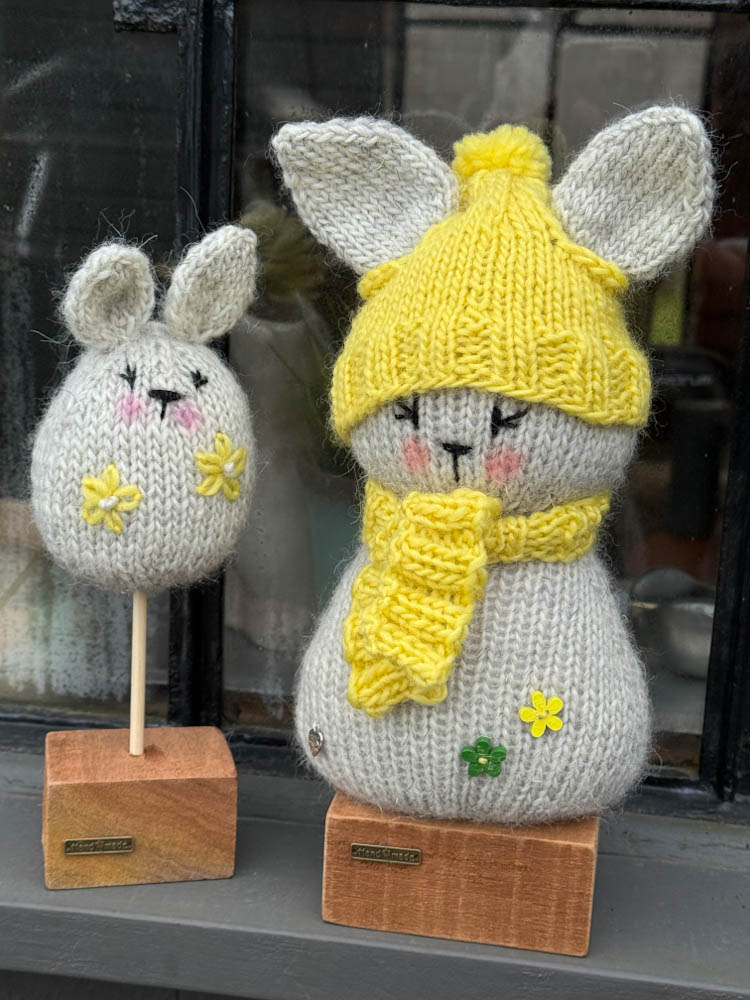 Håndstrikket påskehare med hare egg