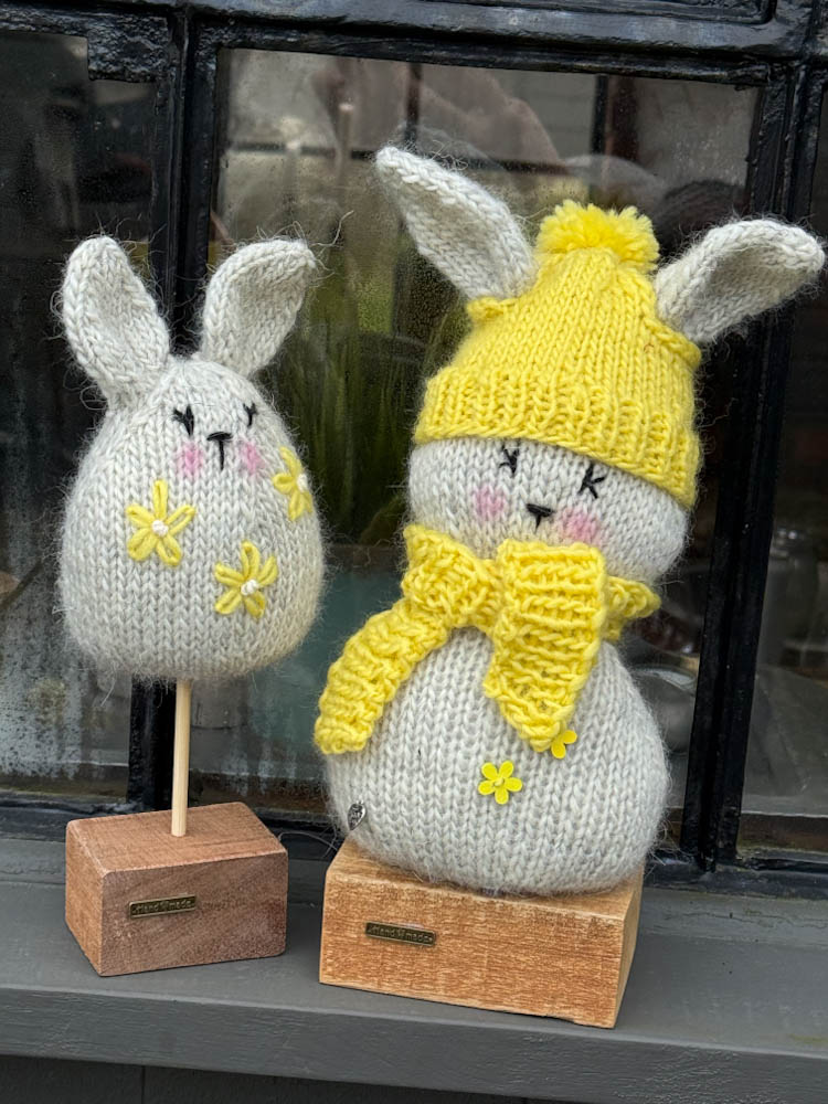 Håndstrikket påskehare med hare egg