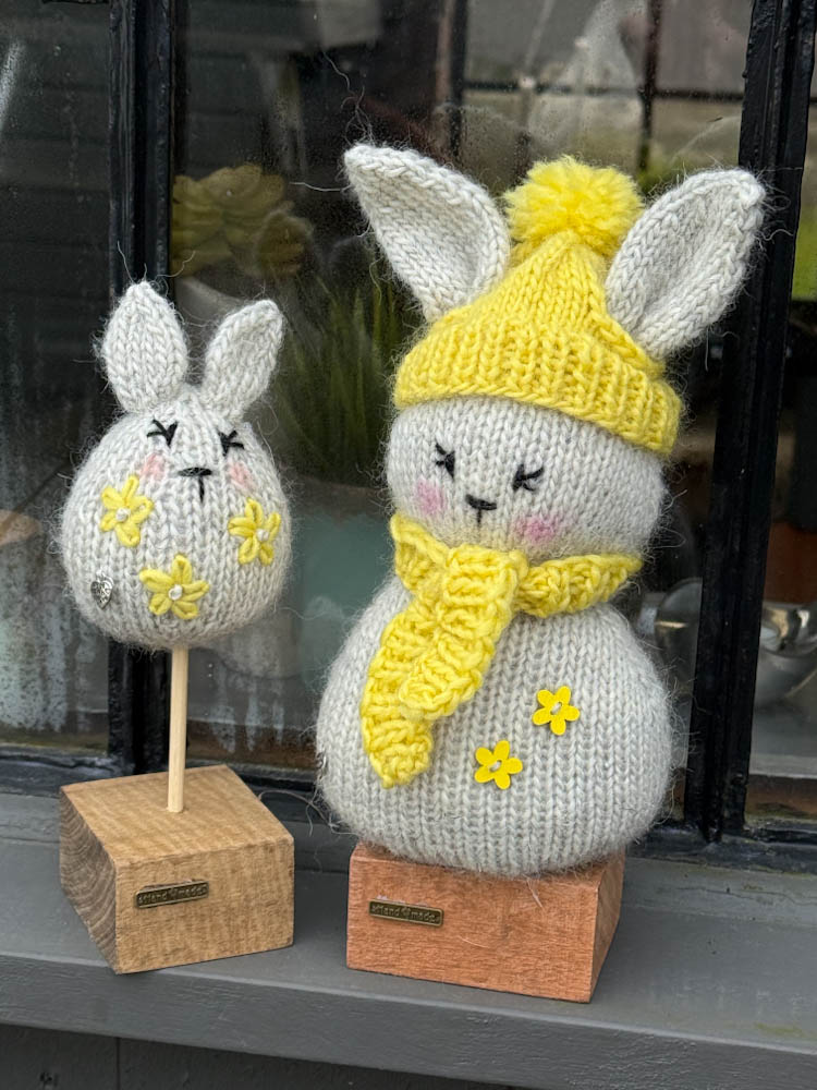 Håndstrikket påskehare med hare egg