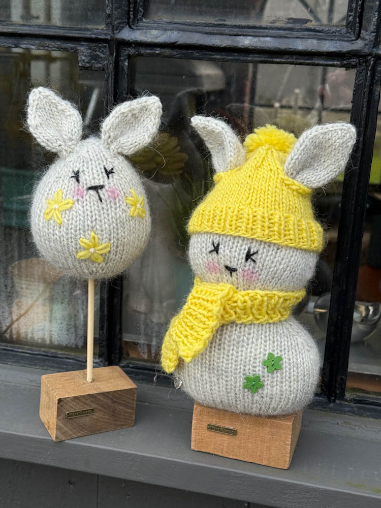 Håndstrikket påskehare med hare egg