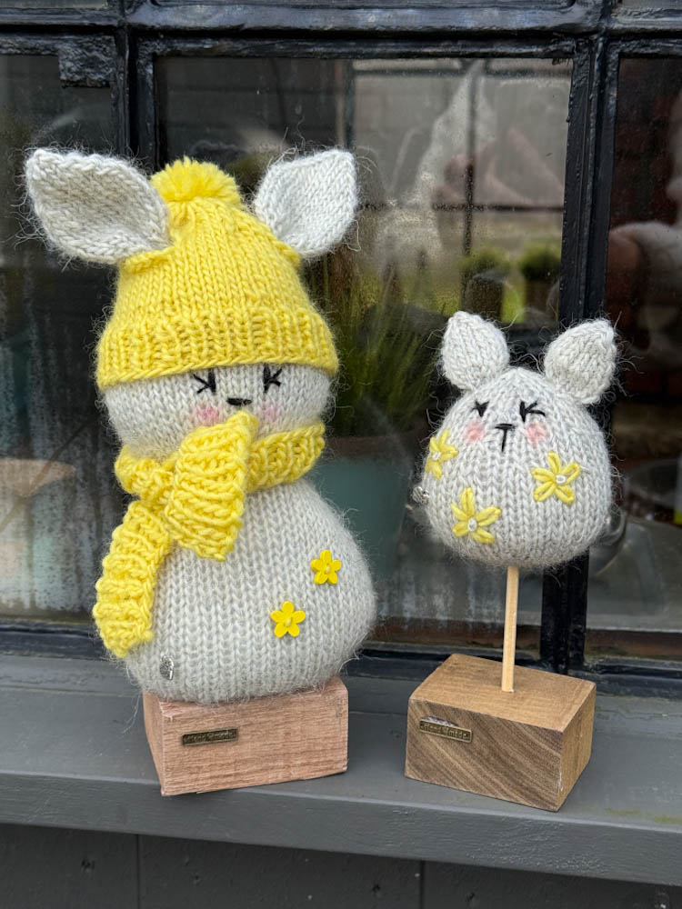 Håndstrikket påskehare med hare egg