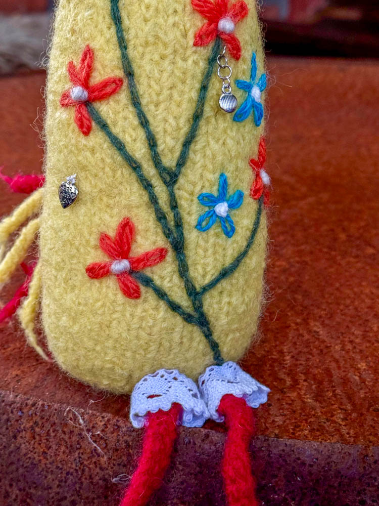 Håndstrikket og tovet påskehøne med liten kylling