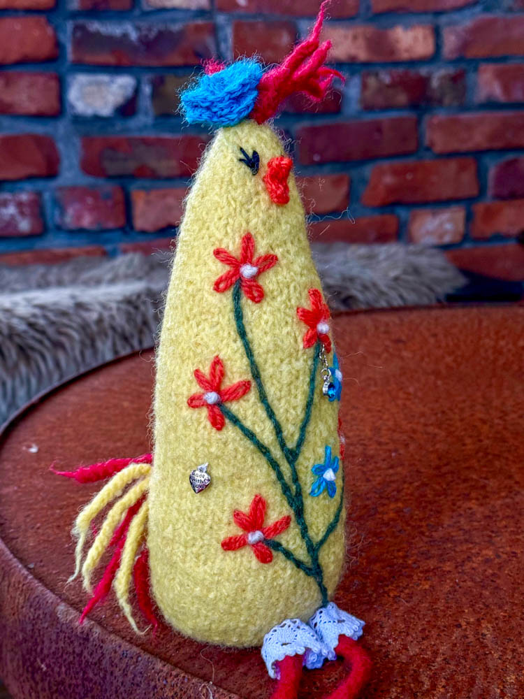 Håndstrikket og tovet påskehøne med liten kylling