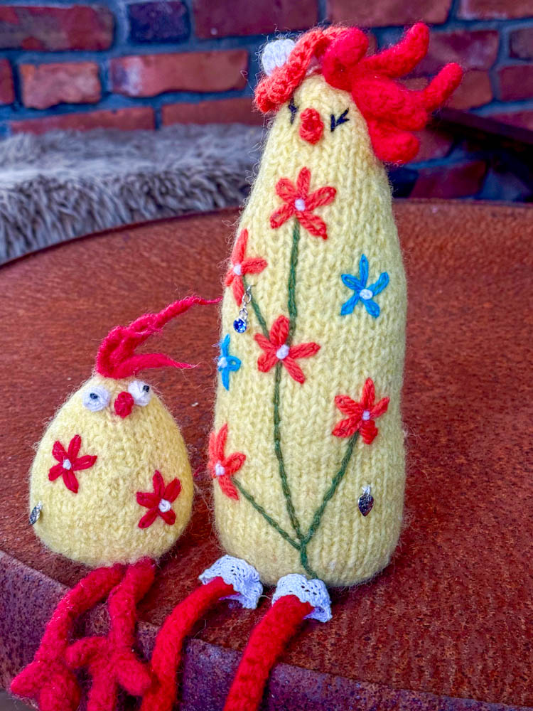 Håndstrikket og tovet påskehøne med liten kylling