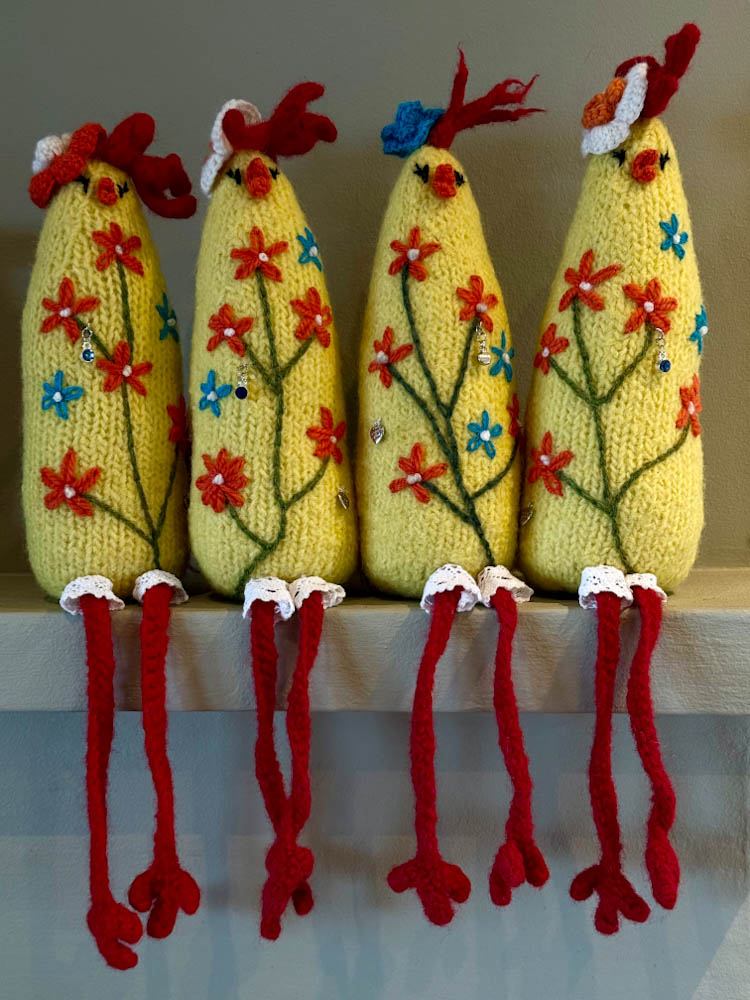 Håndstrikket og tovet påskehøne med liten kylling