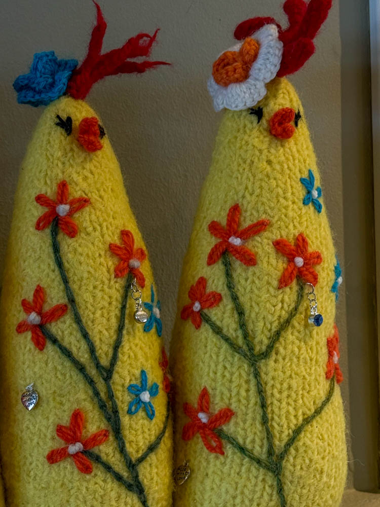 Håndstrikket og tovet påskehøne med liten kylling