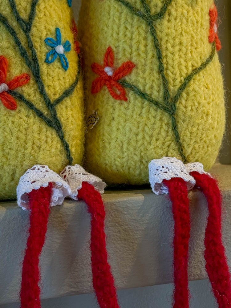 Håndstrikket og tovet påskehøne med liten kylling