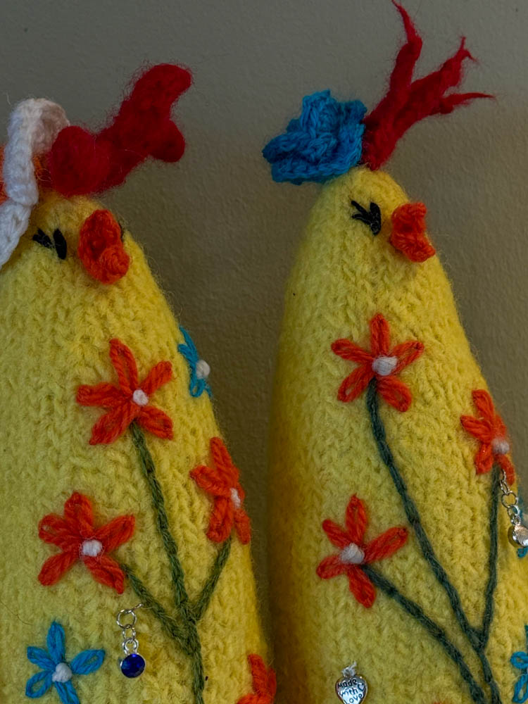 Håndstrikket og tovet påskehøne med liten kylling