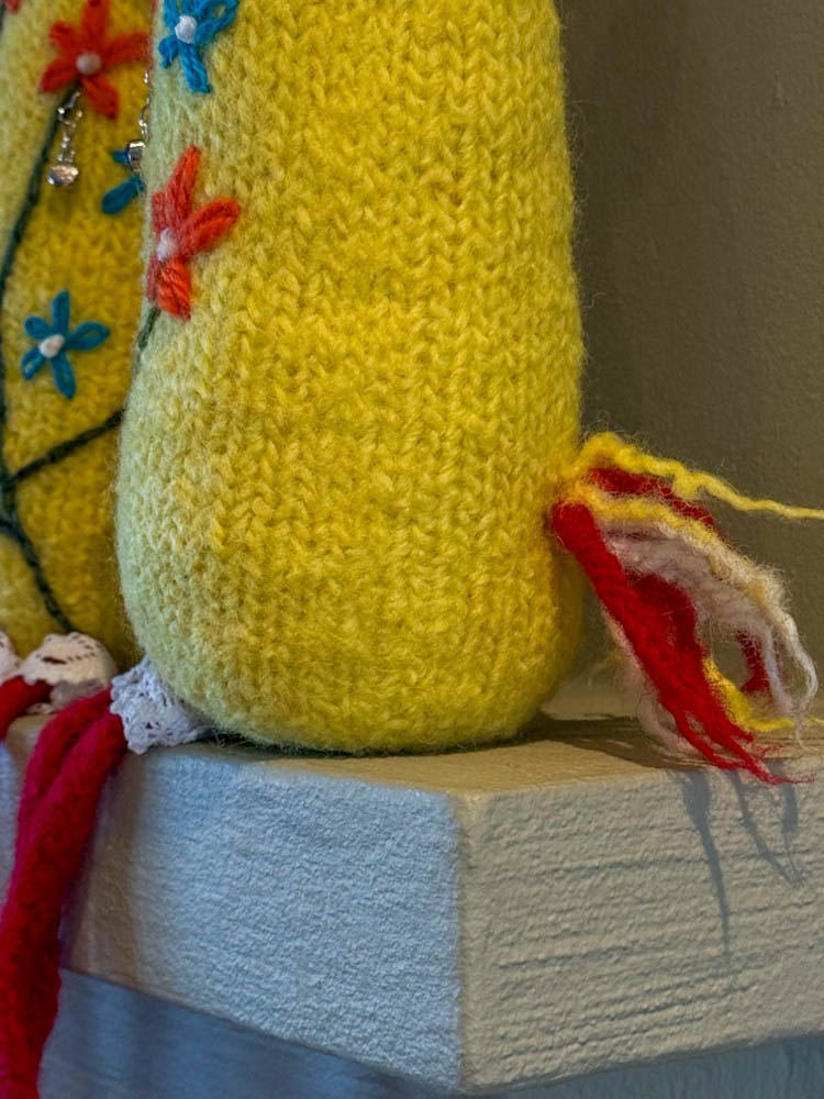 Håndstrikket og tovet påskehøne med liten kylling