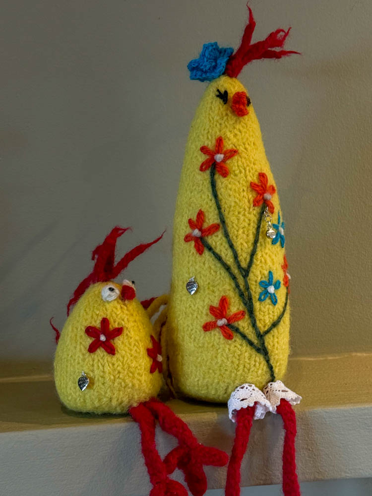 Håndstrikket og tovet påskehøne med liten kylling