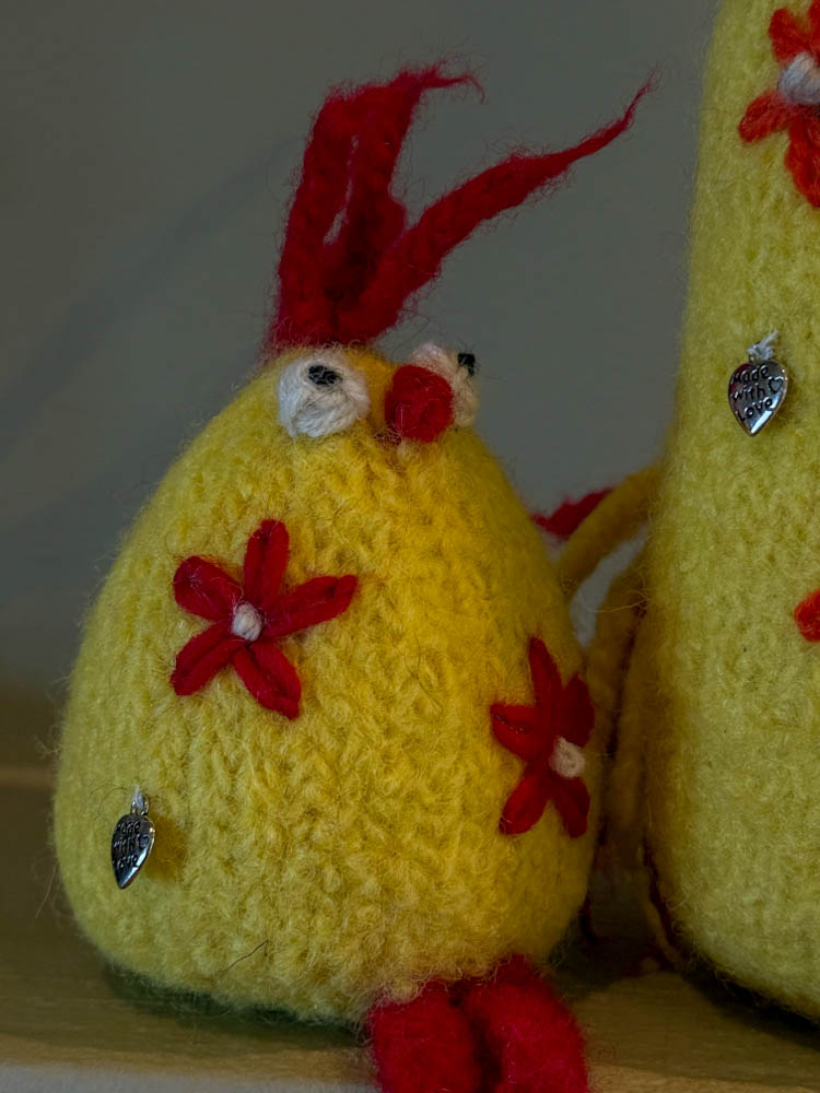 Håndstrikket og tovet påskehøne med liten kylling