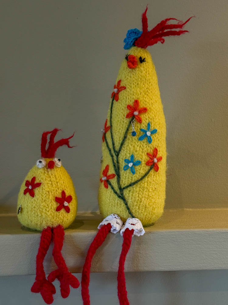 Håndstrikket og tovet påskehøne med liten kylling
