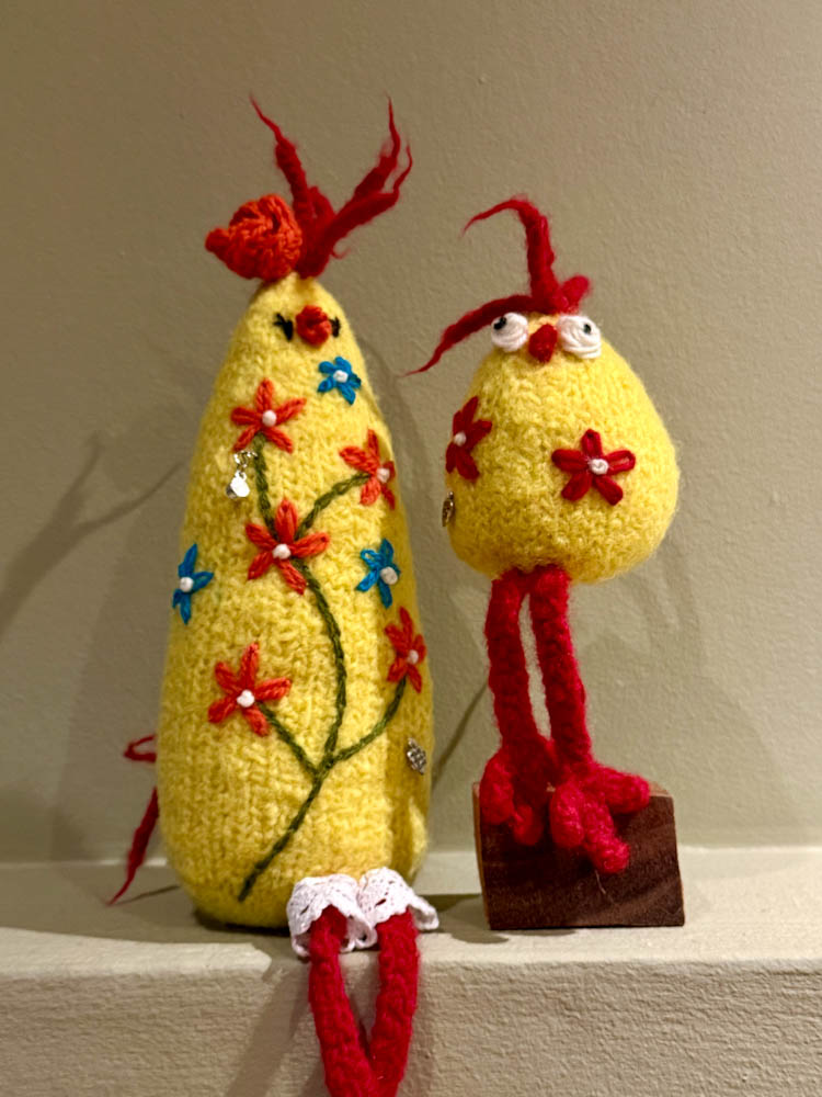 Håndstrikket og tovet påskehøne med liten kylling
