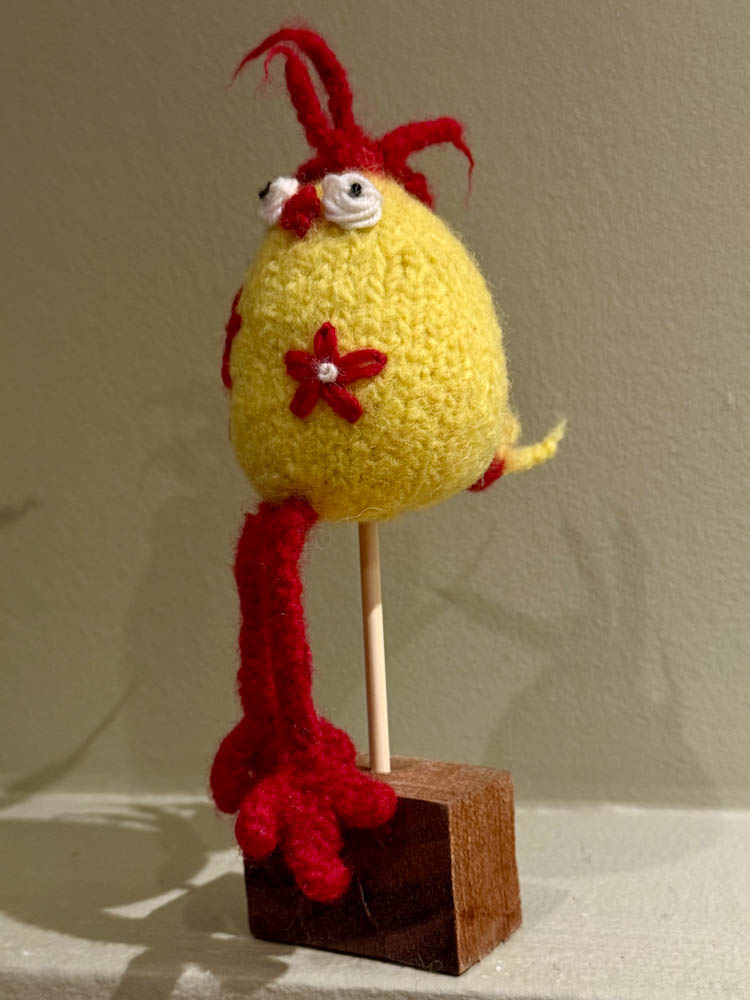 Håndstrikket og tovet påskehøne med liten kylling
