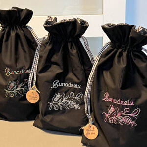 Håndsydd dekorert pose til bunadsølv