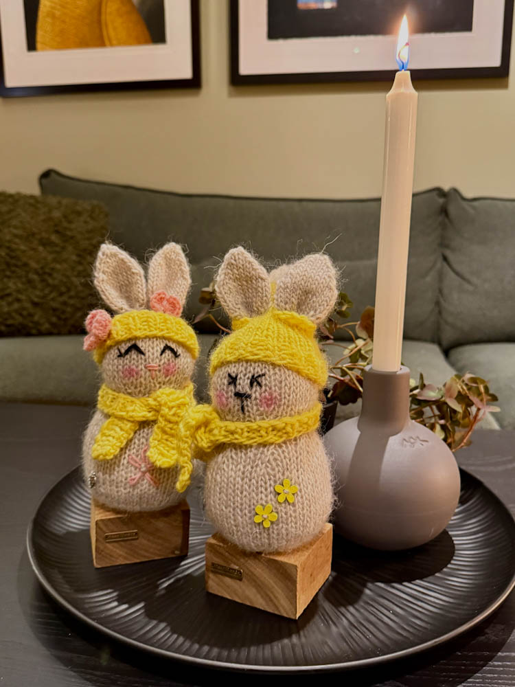 Strikkeoppskrift på påskeharer kjærestepar