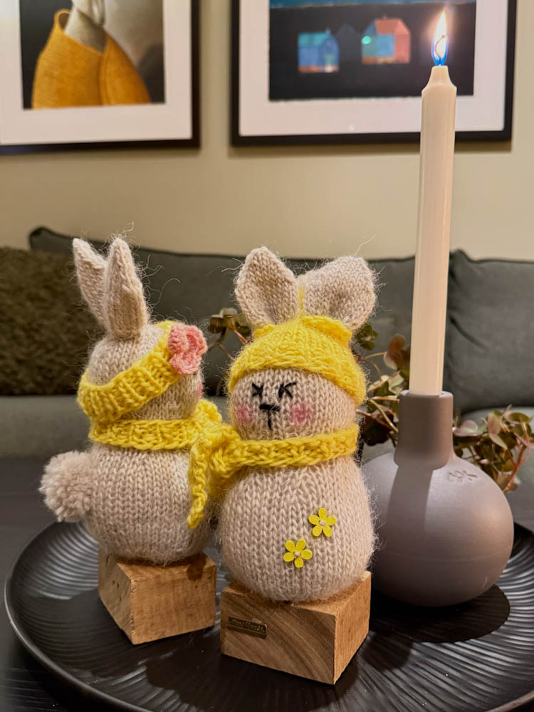 Strikkeoppskrift på påskeharer kjærestepar