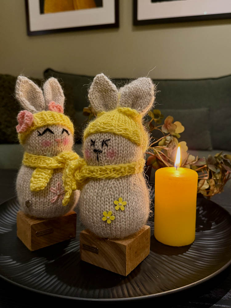 Strikkeoppskrift på påskeharer kjærestepar