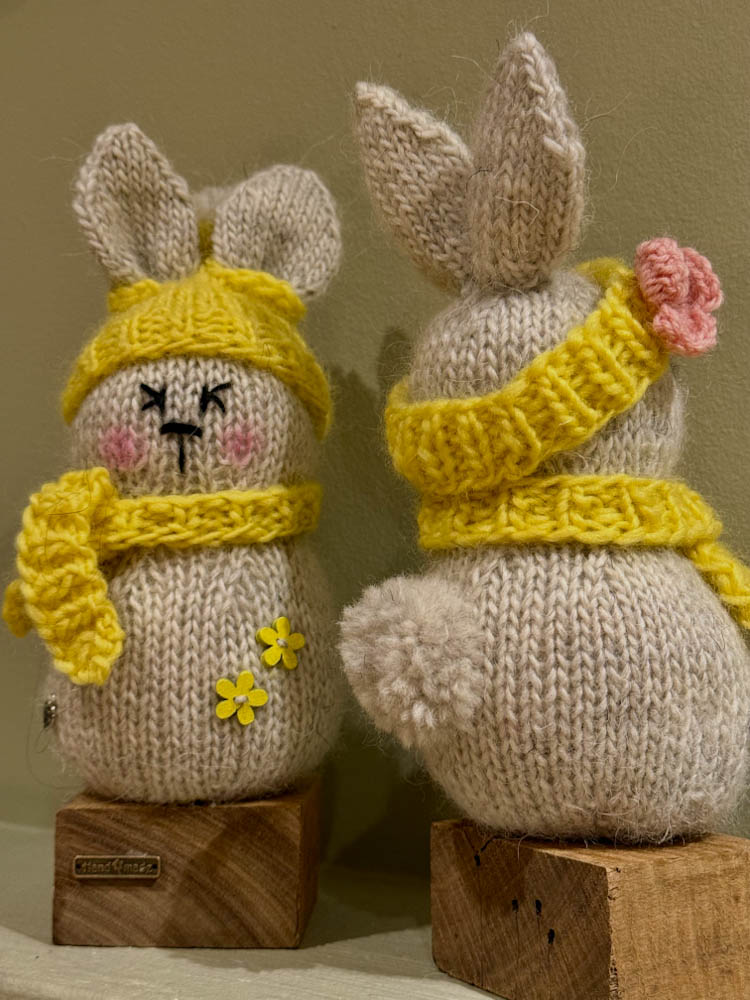 Strikkeoppskrift på påskeharer kjærestepar