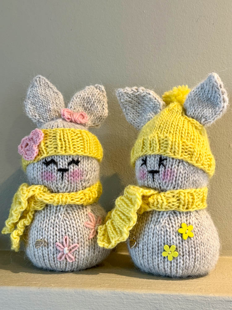 Strikkeoppskrift på påskeharer kjærestepar