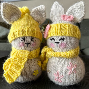 Strikkeoppskrift på påskeharer kjærestepar