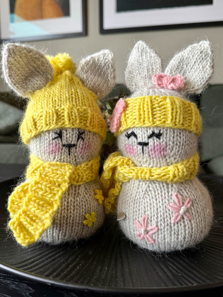 Strikkeoppskrift på påskeharer kjærestepar