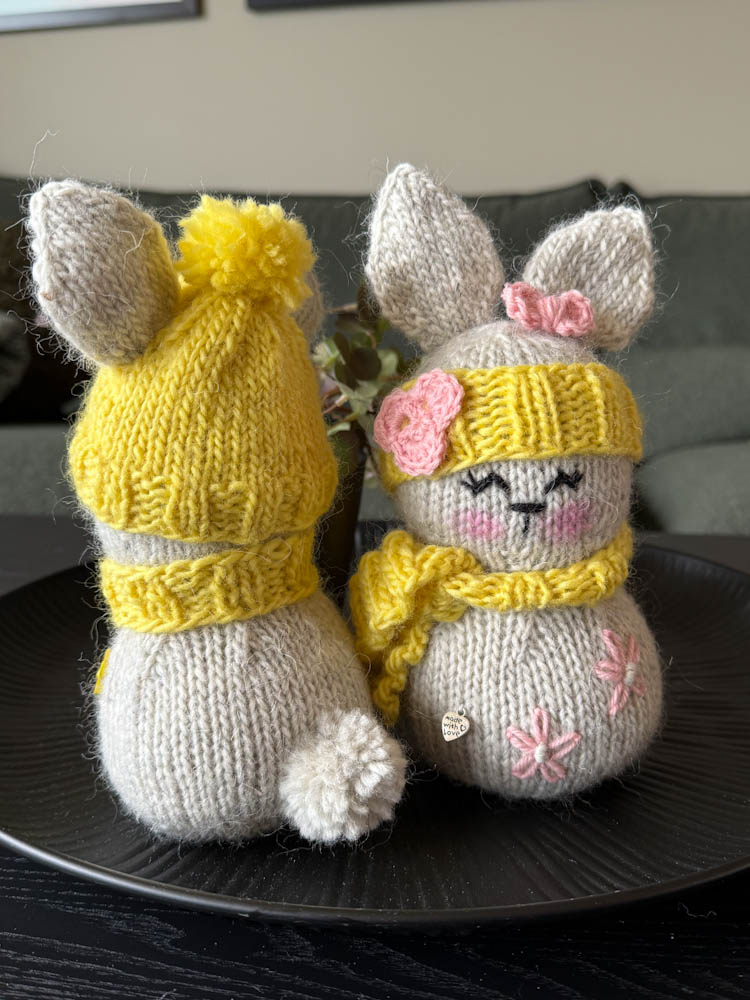 Strikkeoppskrift på påskeharer kjærestepar