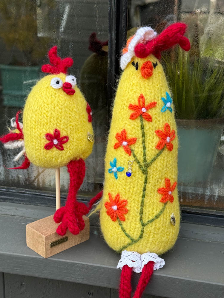 Håndstrikket og tovet påskehøne med liten kylling