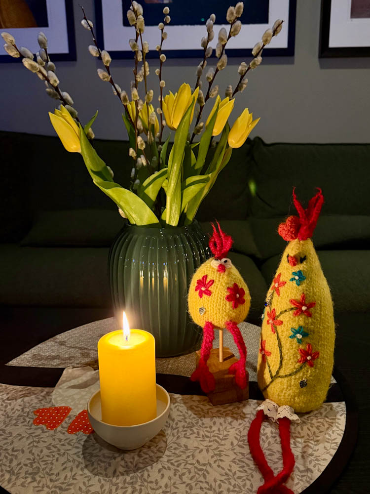 Håndstrikket og tovet påskehøne med liten kylling