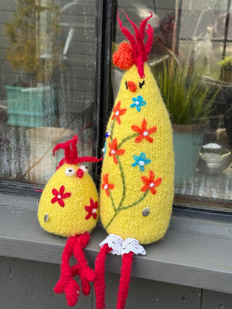 Håndstrikket og tovet påskehøne med liten kylling