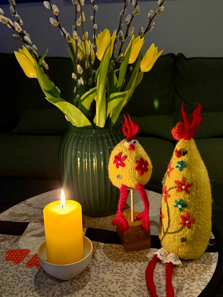 Håndstrikket og tovet påskehøne med liten kylling