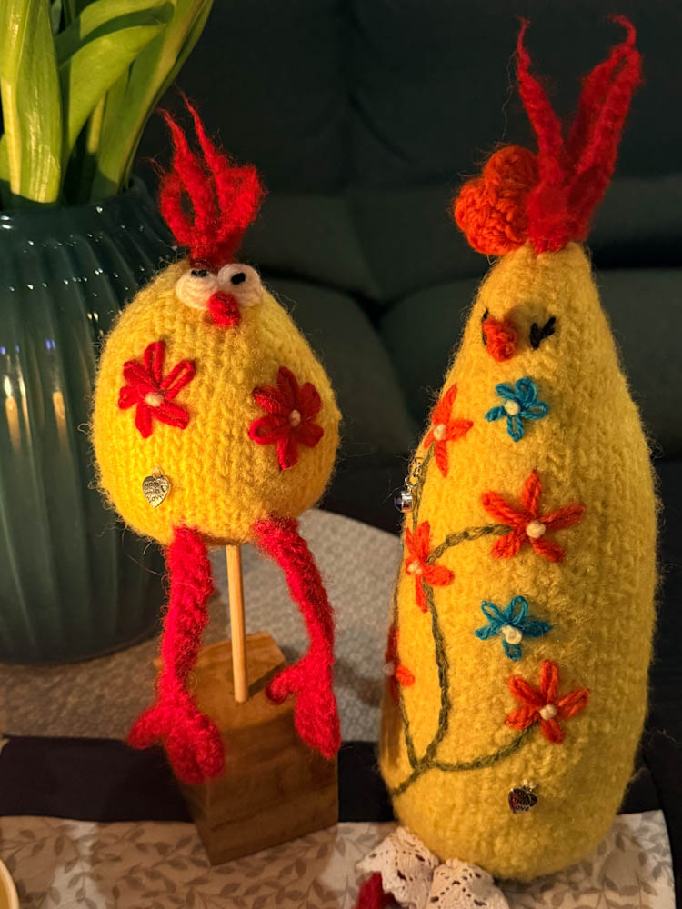 Håndstrikket og tovet påskehøne med liten kylling