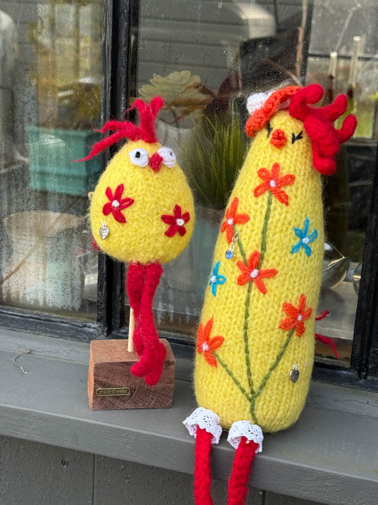 Håndstrikket og tovet påskehøne med liten kylling