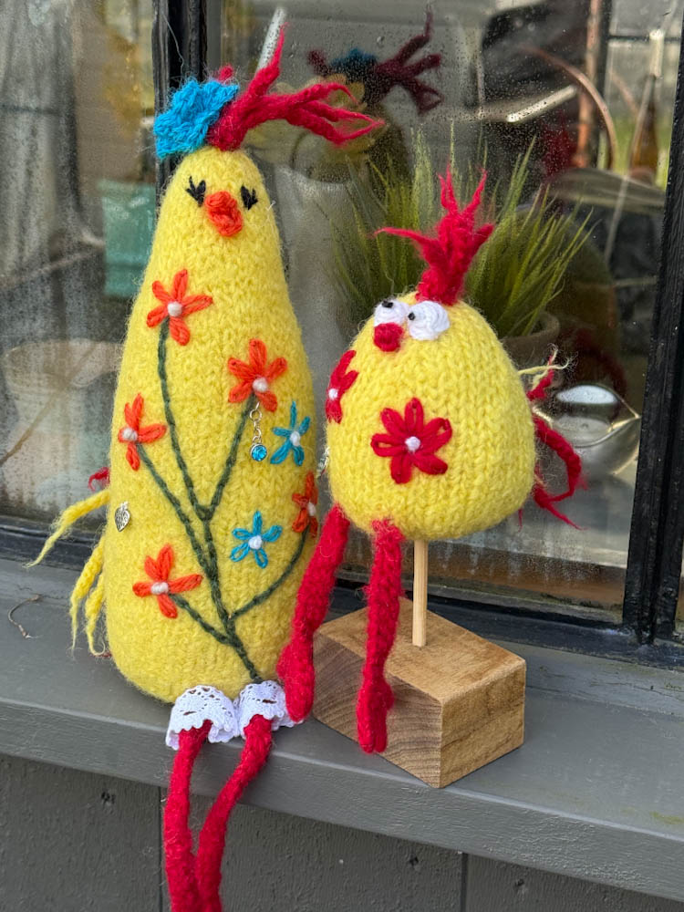 Håndstrikket og tovet påskehøne med liten kylling