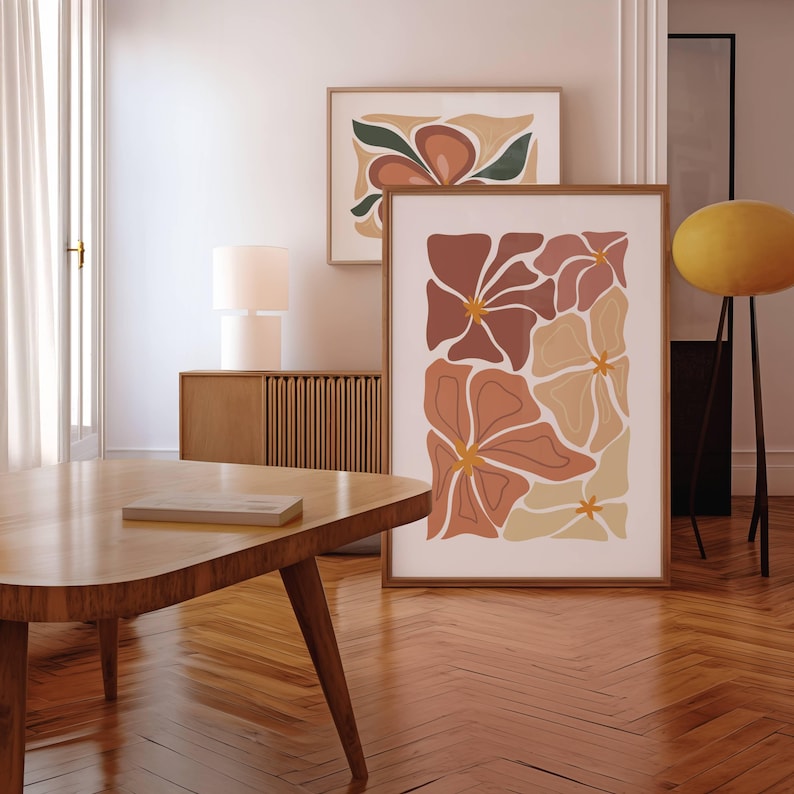 Abstrakt blomster kunstprint i terrakotta og grønne jordtoner i minimalistisk skandinavisk interiør