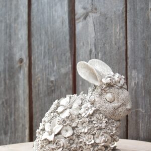Blomsterhare i naturbetong
