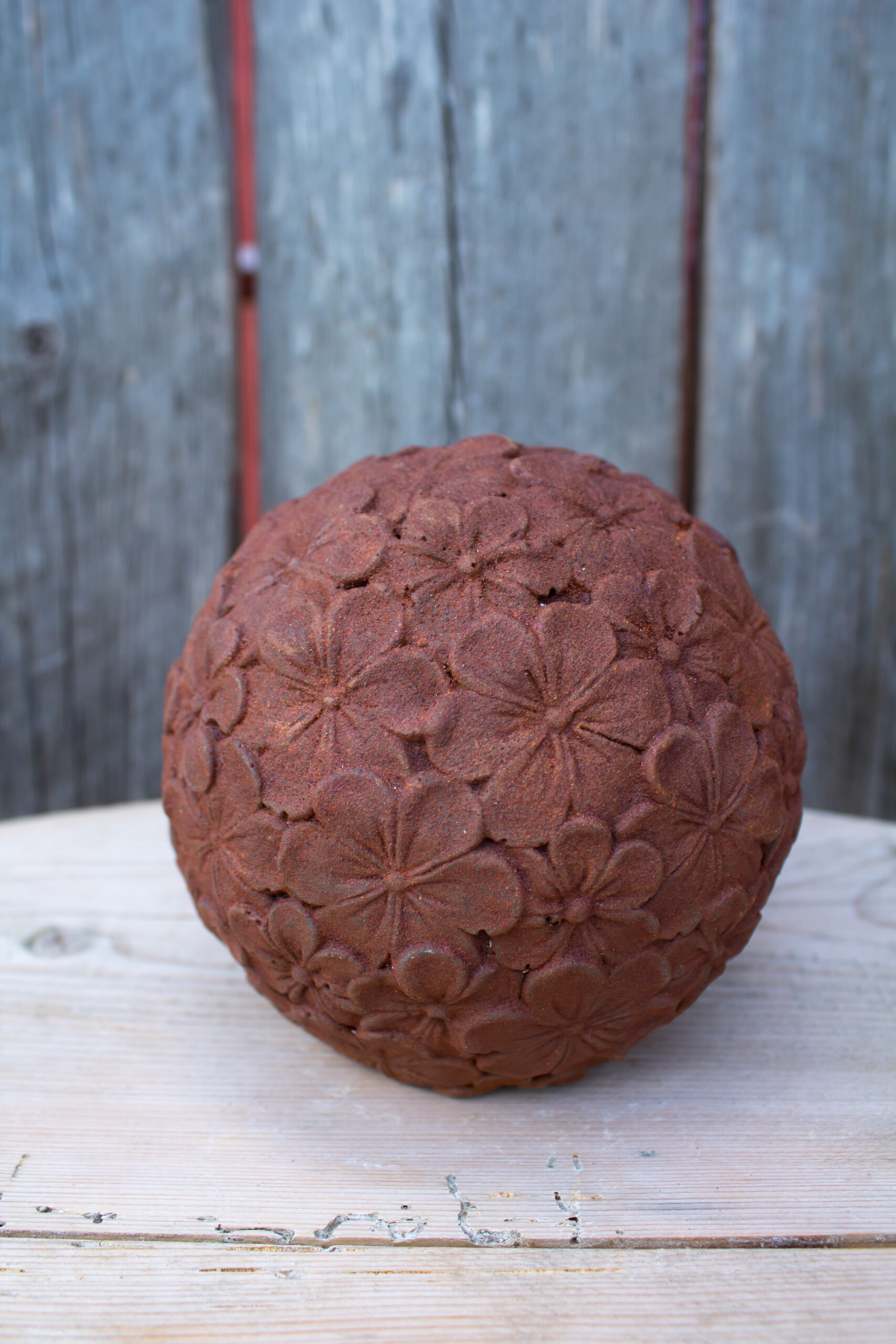 Dekorkule med rustfinish – blomstermønster
