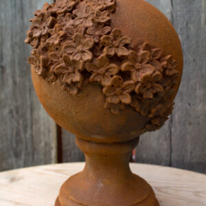 Blomsterkule på sokkel i rustfinish