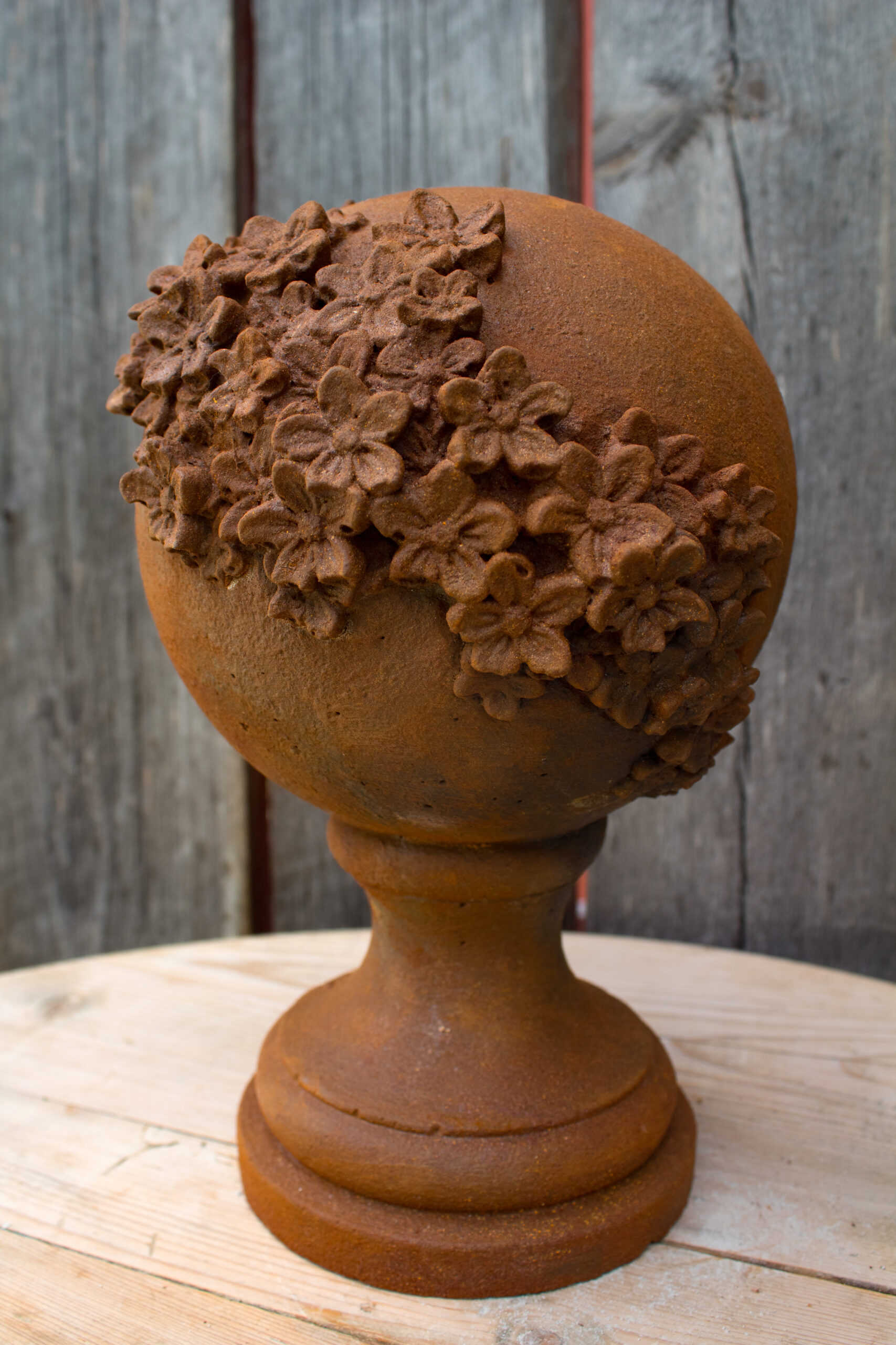 Blomsterkule på sokkel i rustfinish
