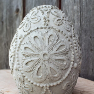Stort ornamentegg i naturbetong