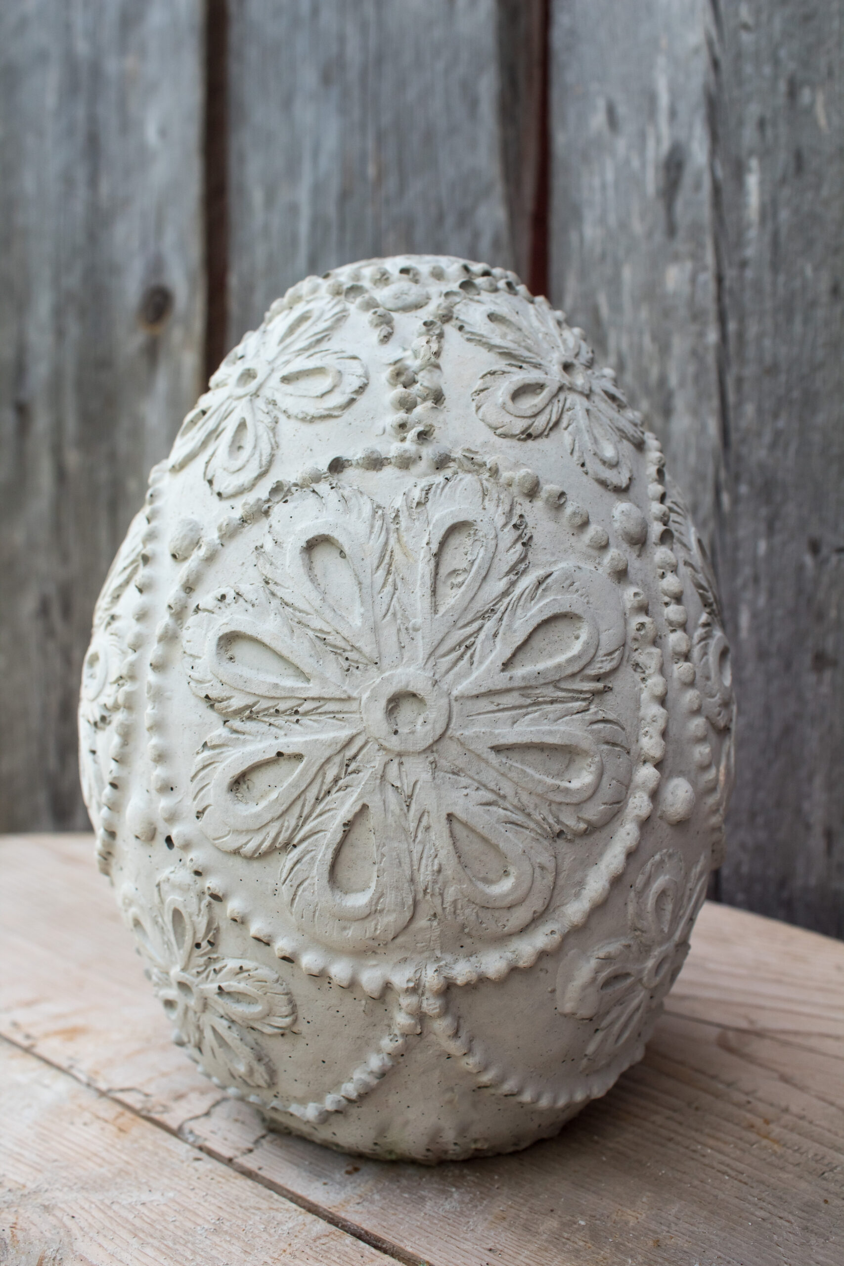 Stort ornamentegg i naturbetong